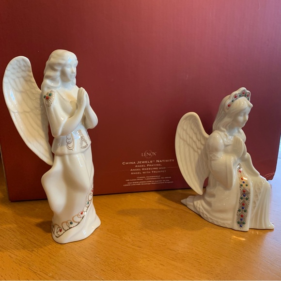 China Jewels Nativity - Praying angel and kneeling angel - Picture 1 of 6